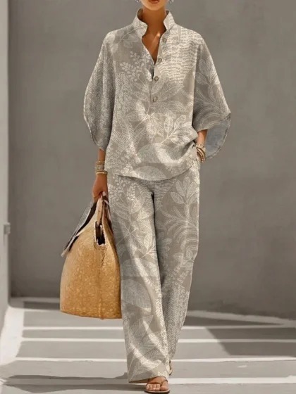 Zweiteiliges Set aus Damen-Poloshirt mit Stehkragen und weit geschnittener Hose im Retro-Stil