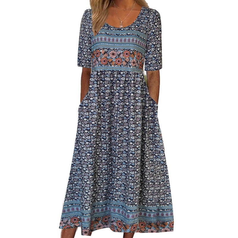 Damenkleid mit Rundhalsausschnitt, kurzen Ärmeln und Boho-Muster