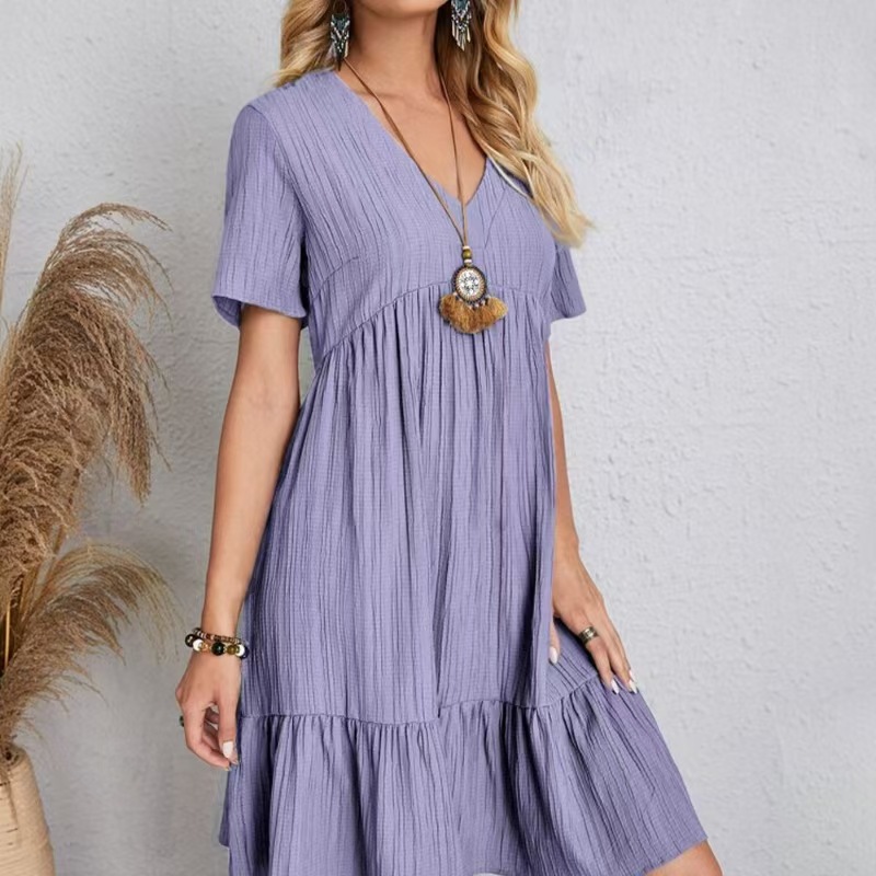 Locker sitzendes, lässiges Kleid mit kurzen Ärmeln und taillierter Passform