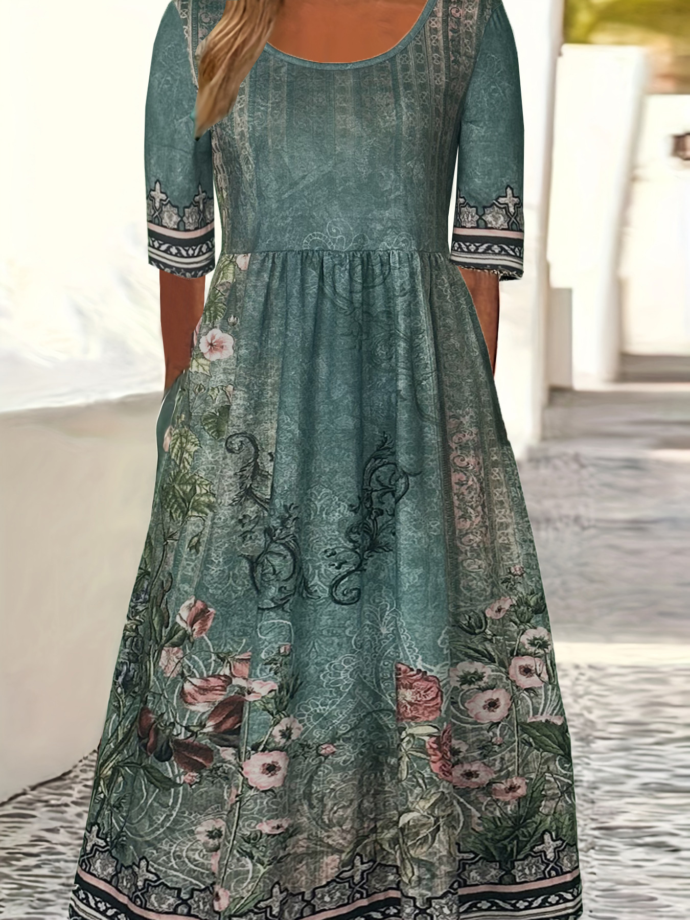 Damenkleid mit Rundhalsausschnitt, kurzen Ärmeln und Boho-Muster