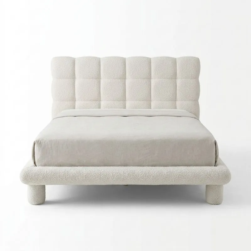 Bett aus Teddy Stoff Creme