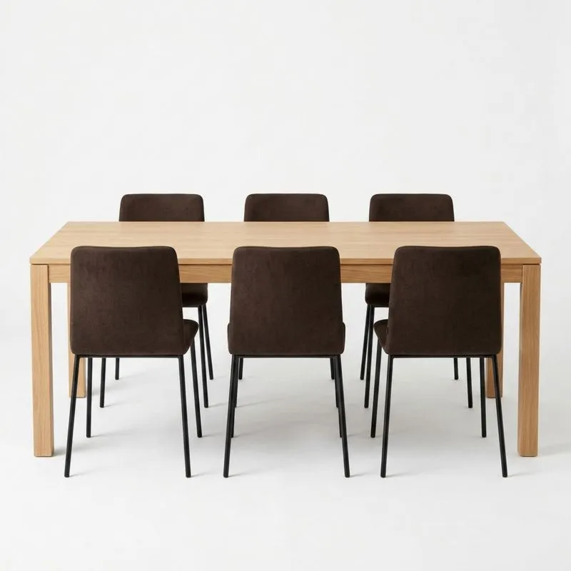Das Esszimmer-Set aus Massivholz besteht aus einem Tisch und sechs Stühlen in Braun.
