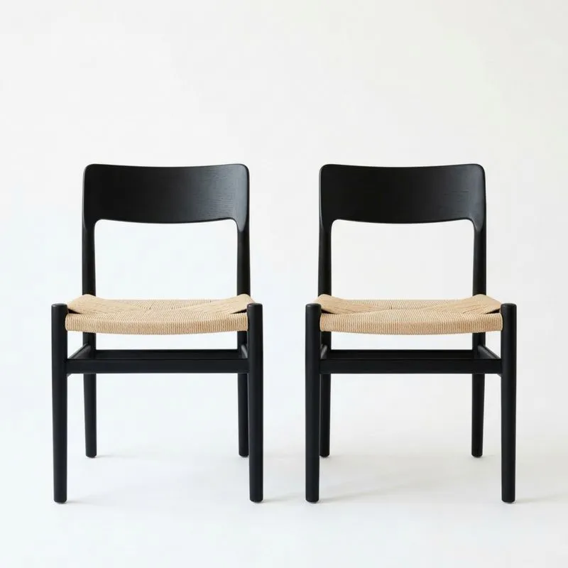 Zwei Esszimmerstühle aus Holz und Rattan, Schwarz/Natur
