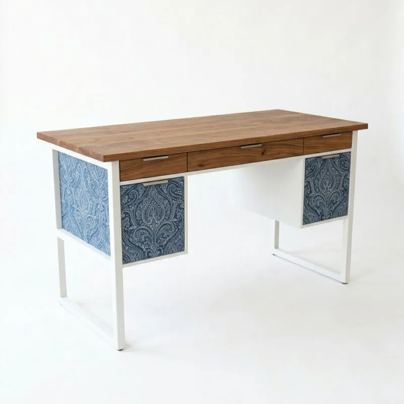 Holz Schreibtisch mit Stahlrahmen und blauem Muster