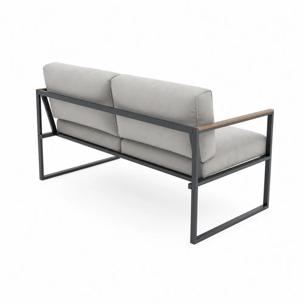 Sofa dwuosobowa z metalowym stelażem i szarymi poduszkami z tkaniny