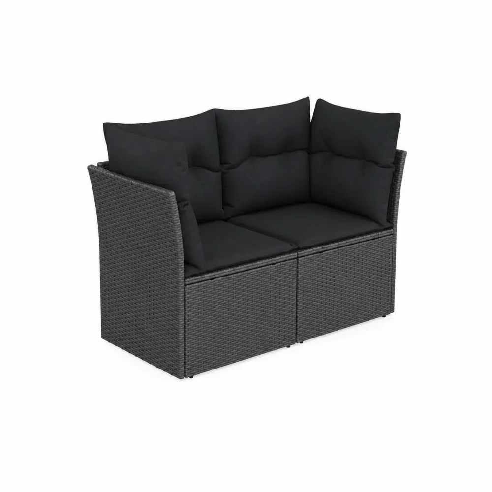 Dwuosobowa sofa z technorattanu z czarnymi poduszkami