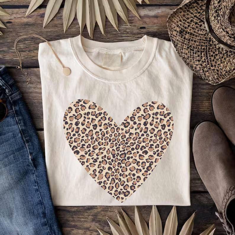 💗Cute Valentine’s Day T-Shirt – Leopard Heart Short Sleeve Tee