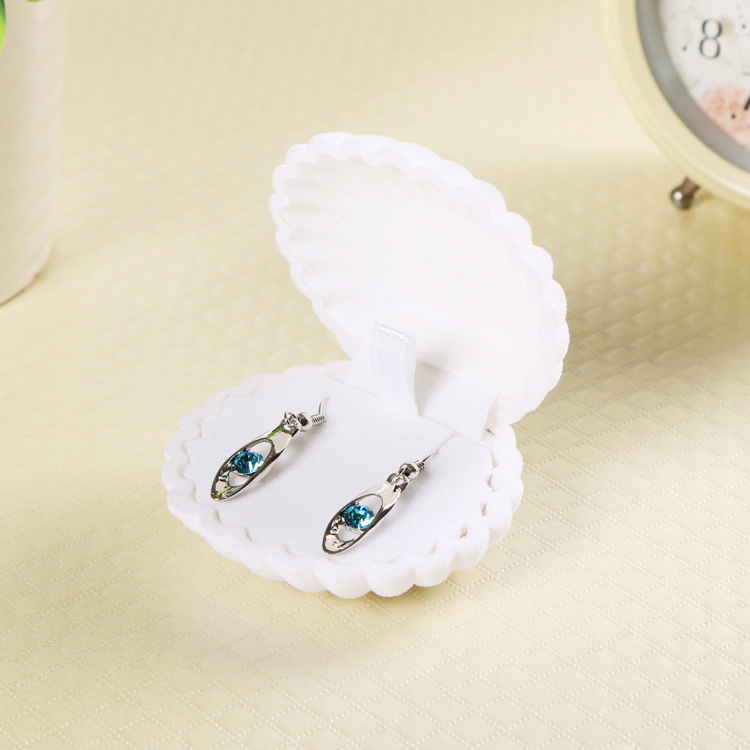 Shell-Shaped Velvet Jewelry Box