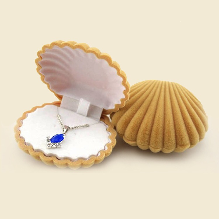 Shell-Shaped Velvet Jewelry Box