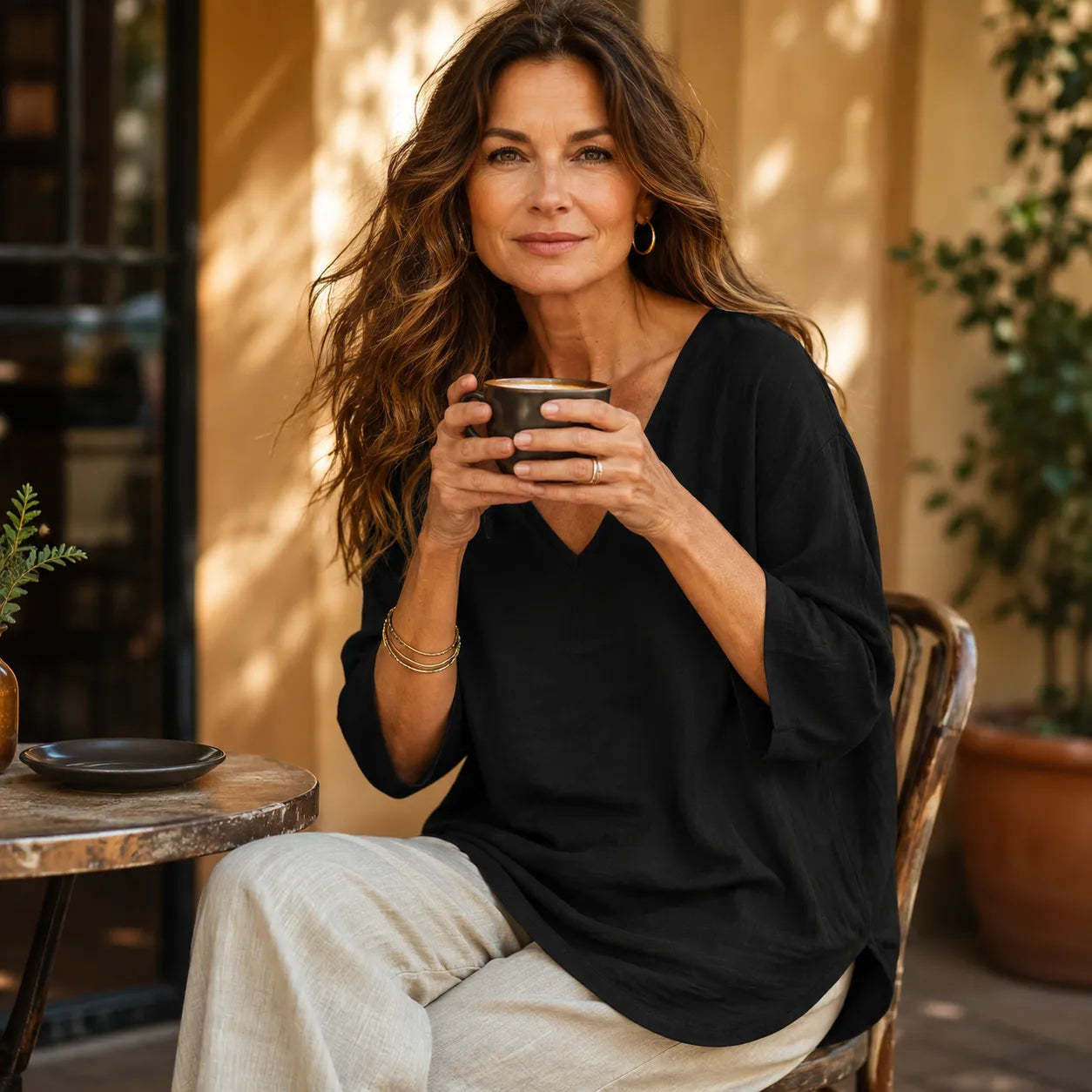 Women's Relaxed V-Neck Linen Blouse with Three-Quarter Sleeves and Curved Hem