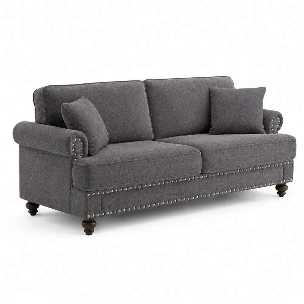Divano in tessuto grigio con borchie e gambe in legno