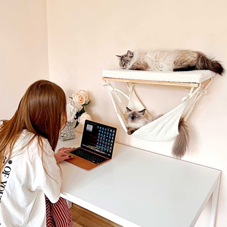 Lit mural pour chat avec étagère en bois et hamac moderne