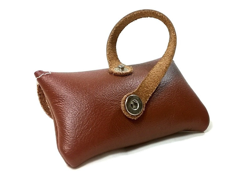 Porte-sac à crottes pour chien cuir marron style classique