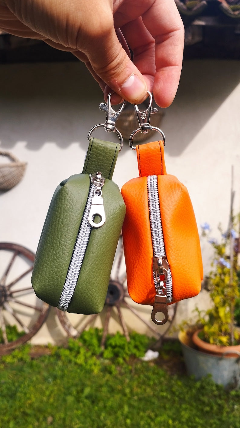 Porte-sac à crottes pour chien avec distributeur de sacs