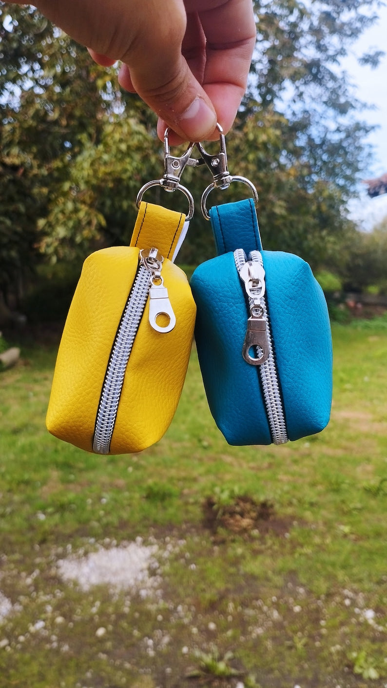 Porte-sac à crottes pour chien avec distributeur de sacs