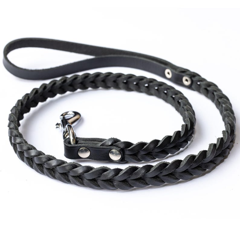 Laisse en cuir tressé fauve souple et extensible pour chien