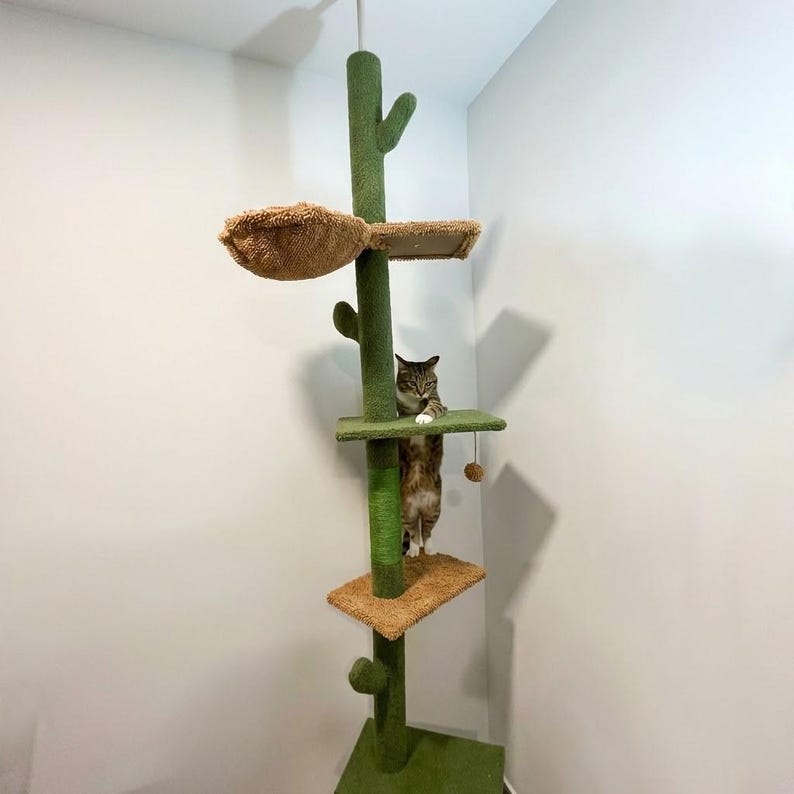 Arbre à chat au sol du sol au plafond avec griffoir en sisal et condo