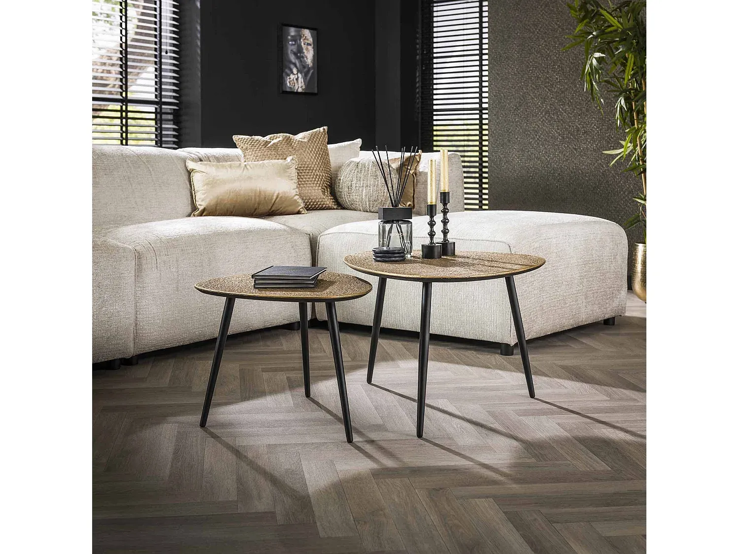 Dreieckiger Metall-Couchtisch im Antik-Look, Set-decororise
