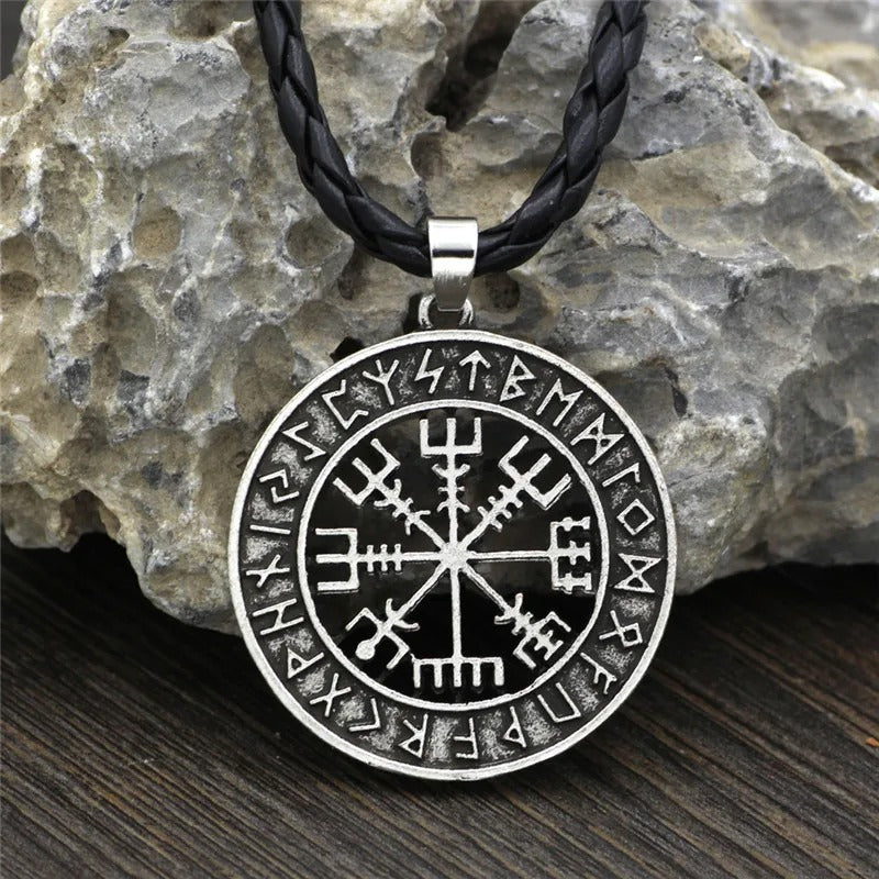 Strieborný vikingský náhrdelník s runovým kruhom-Eleanor Hart SK