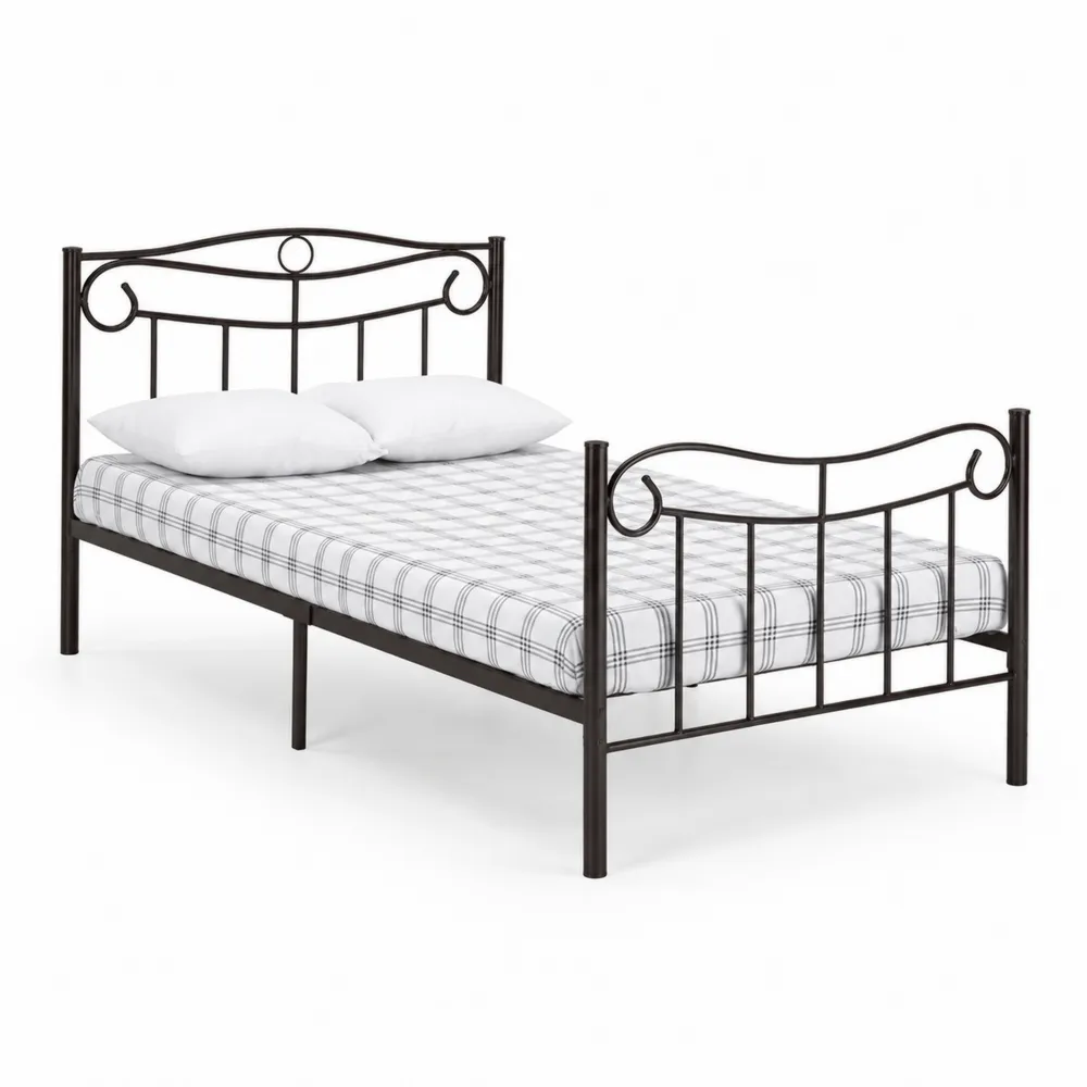 Lit simple en métal noir avec matelas et oreillers