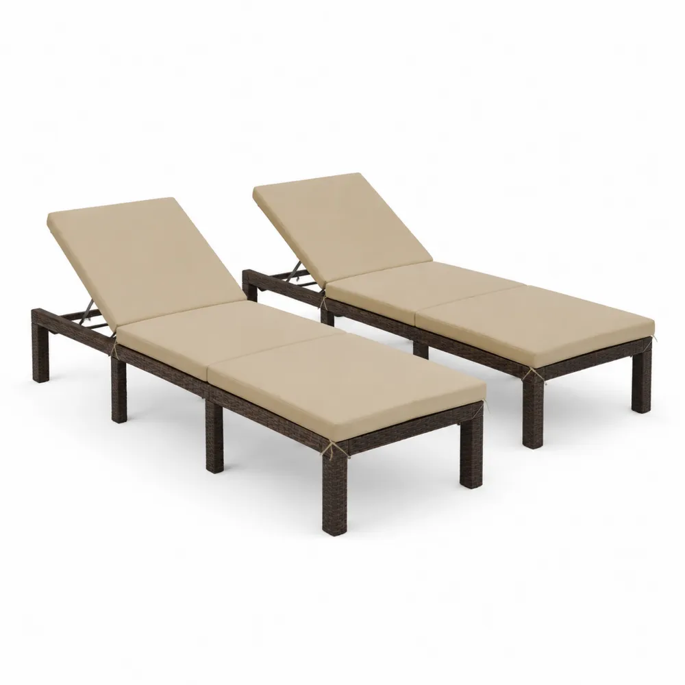 Chaises longues extérieures en résine tressée avec coussins beiges