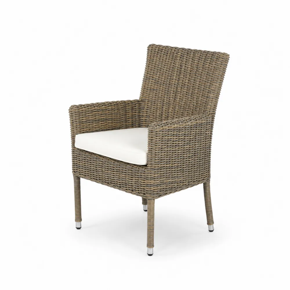 Chaise en rotin avec coussin blanc