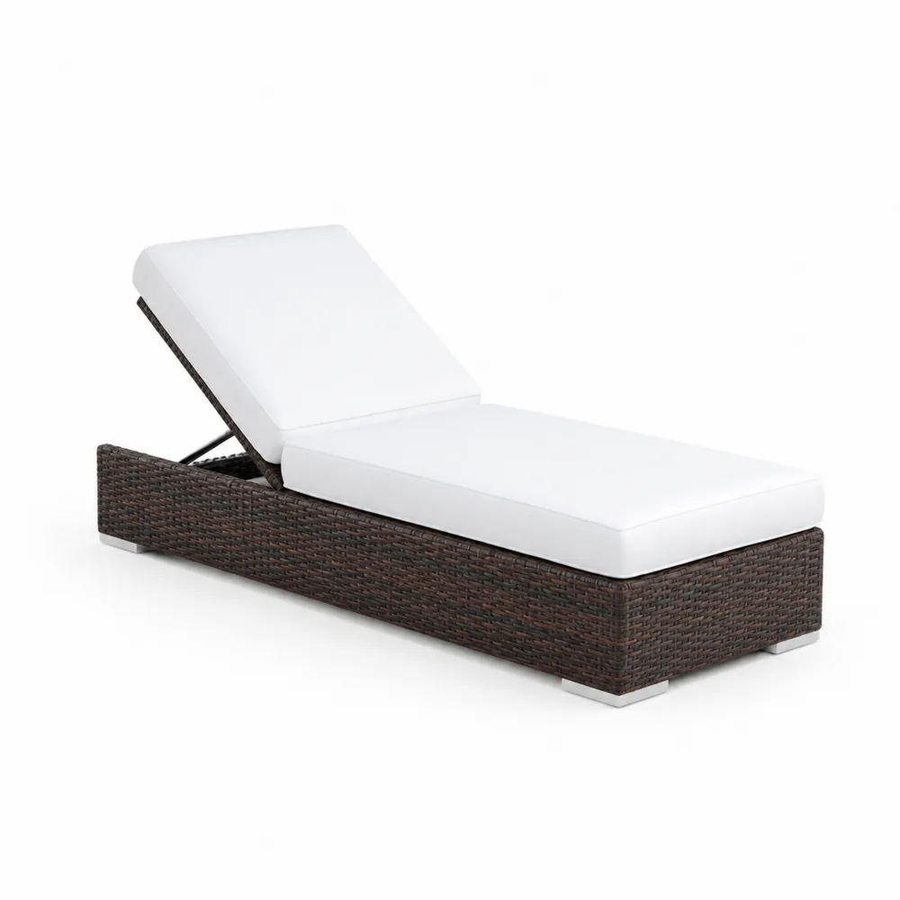 Chaise longue en rotin réglable avec coussins blancs