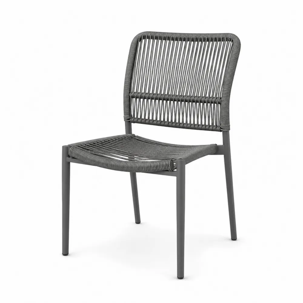 Chaise en plastique tressé gris avec cadre en aluminium
