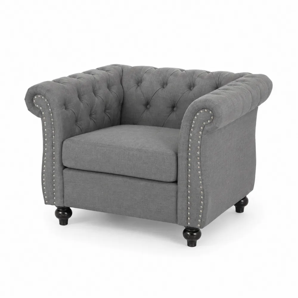 Sillón de lino gris con tachuelas y patas de madera