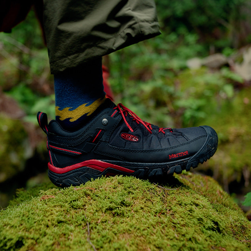 メンズ ターギー EXP ウォータープルーフ KEEN x Marmot  |  Black/Red