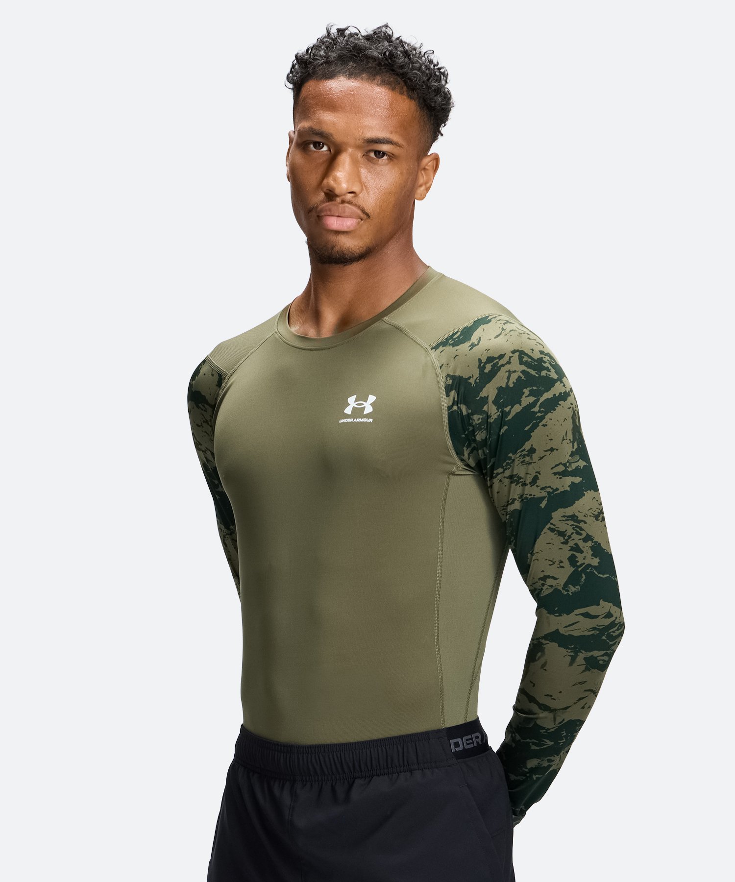 UAヒートギアアーマー コンプレッション カモ ロングスリーブ シャツ（トレーニング/MEN） Marine OD Green / White(390)