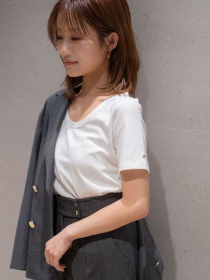 UネックTシャツ