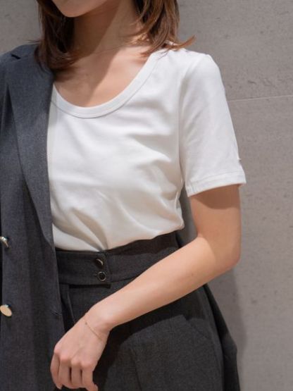 UネックTシャツ