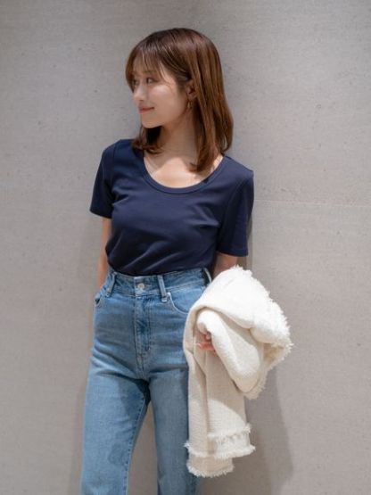 UネックTシャツ