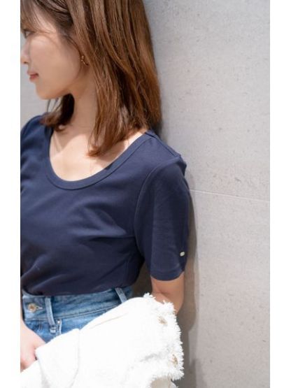 UネックTシャツ