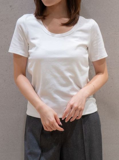 UネックTシャツ