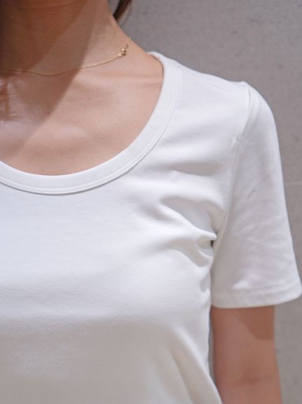 UネックTシャツ