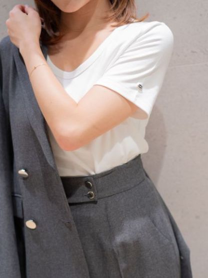 UネックTシャツ