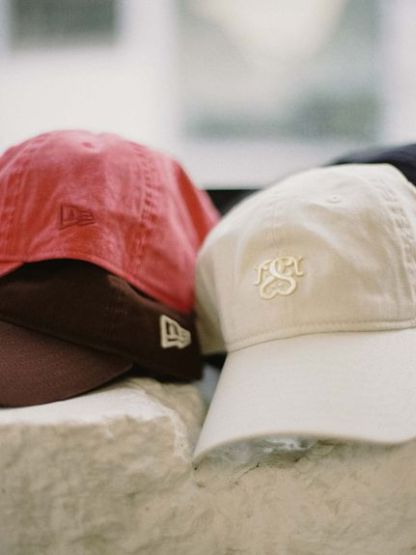 【SNIDEL|NEW ERA®】コラボエンブレムキャップ