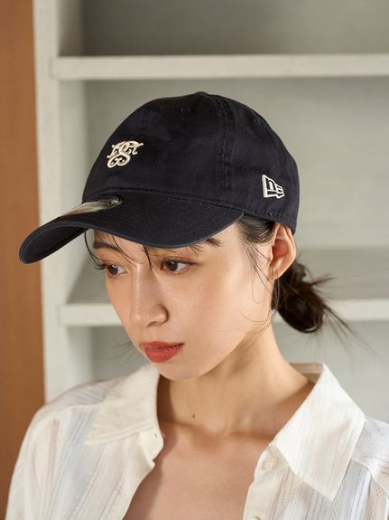【SNIDEL|NEW ERA®】コラボエンブレムキャップ