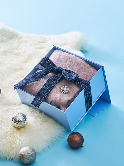 【ラッピング済】【WEB限定】【セット商品】HOLIDAYギフト ブローチ付マフラー
