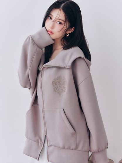 【WEB限定カラーあり】エンブレムロゴボリュームパーカー
