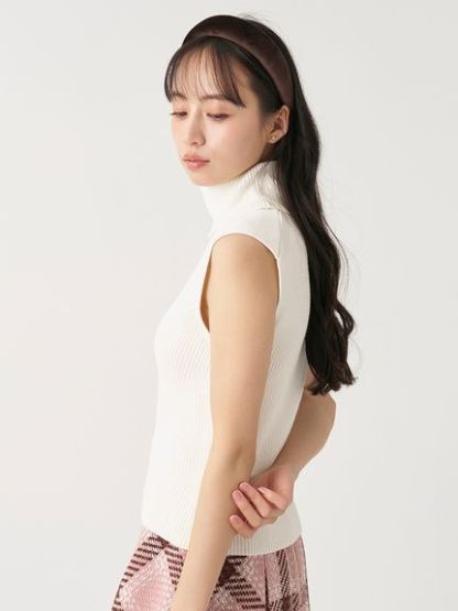 金ボタン付きノースリプルオーバー