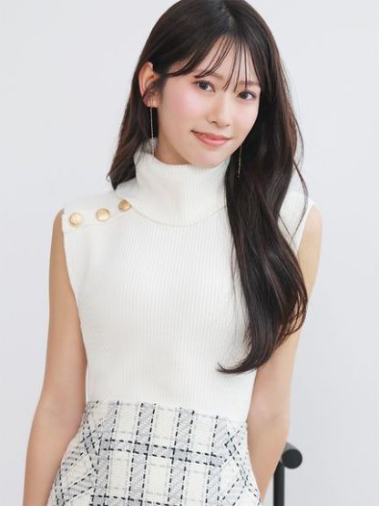 金ボタン付きノースリプルオーバー
