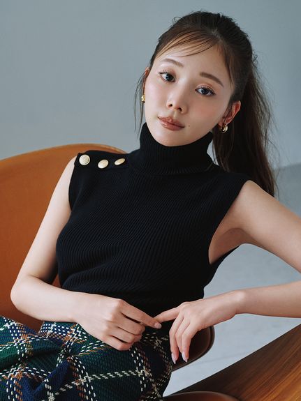 金ボタン付きノースリプルオーバー