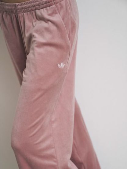 【adidas Originals】ESS VELOUR PANT /エッセンシャルズ ベロアパンツ