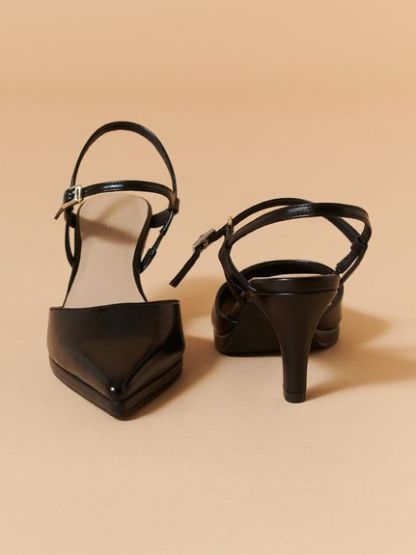 ポインテッドパンプス