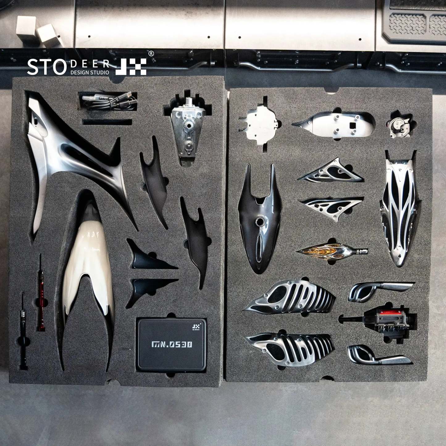 Stodeer Mechanical Metal Humpback Whale Model - Ships within 24 hours