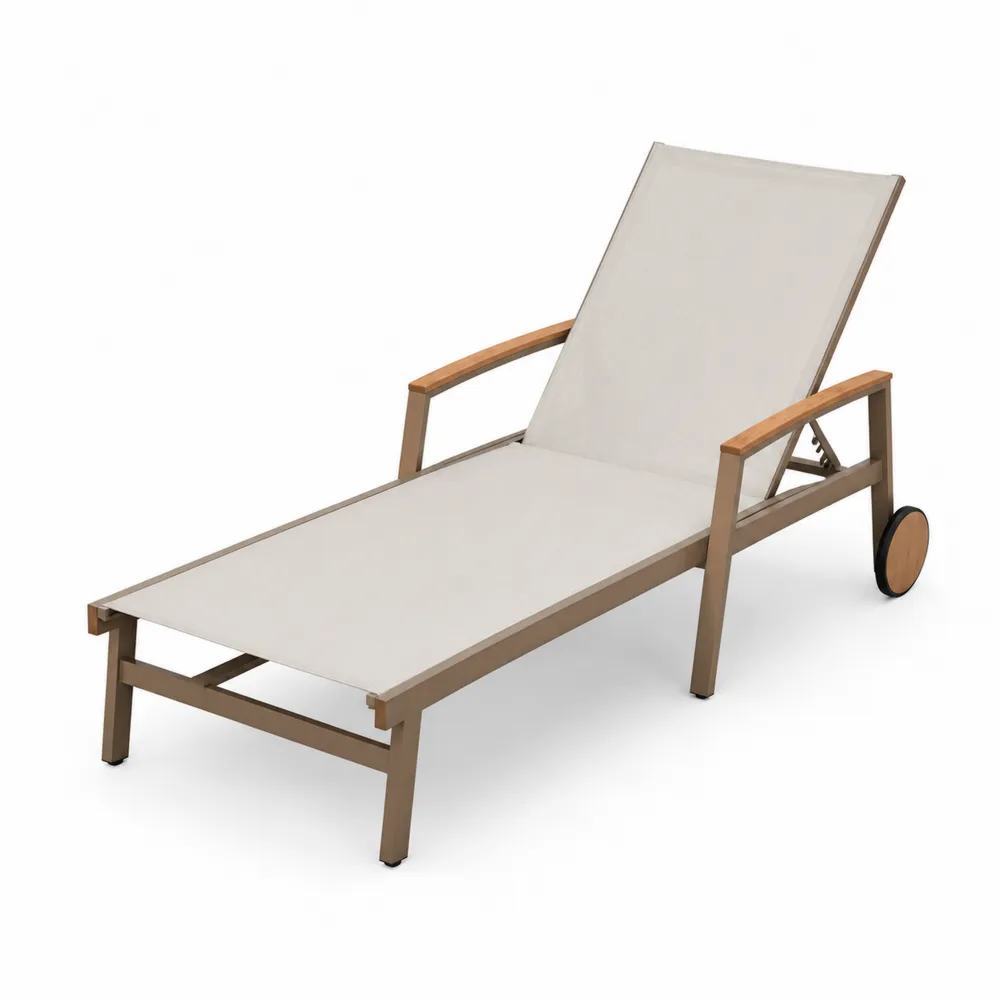 Tumbona de aluminio y textileno crema con detalles en madera