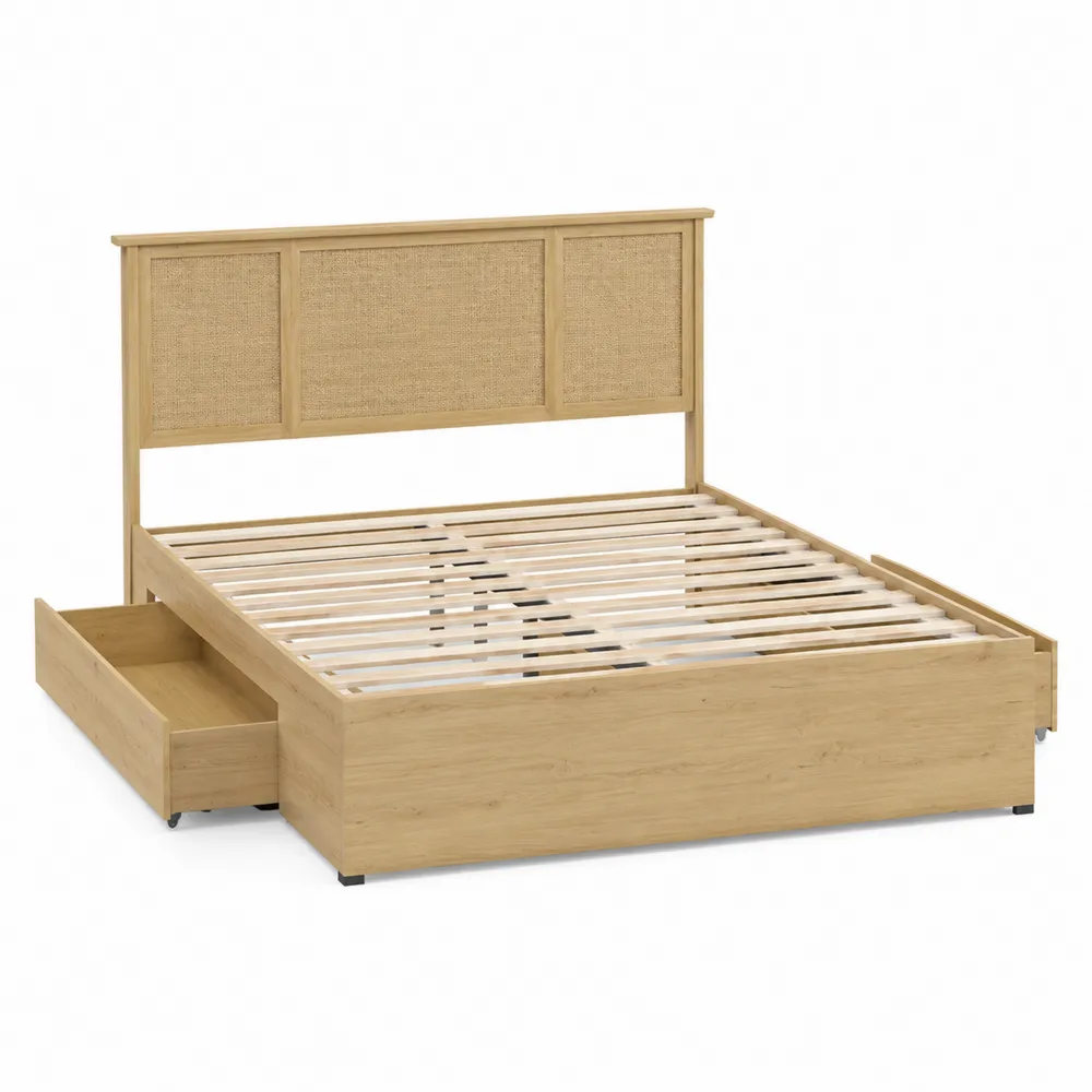 Cama de madera clara con cabecero de ratán y almacenamiento